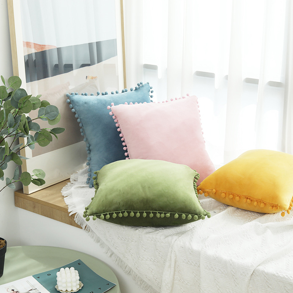Cuscino decorativo in velluto con frange di palline di pom pom