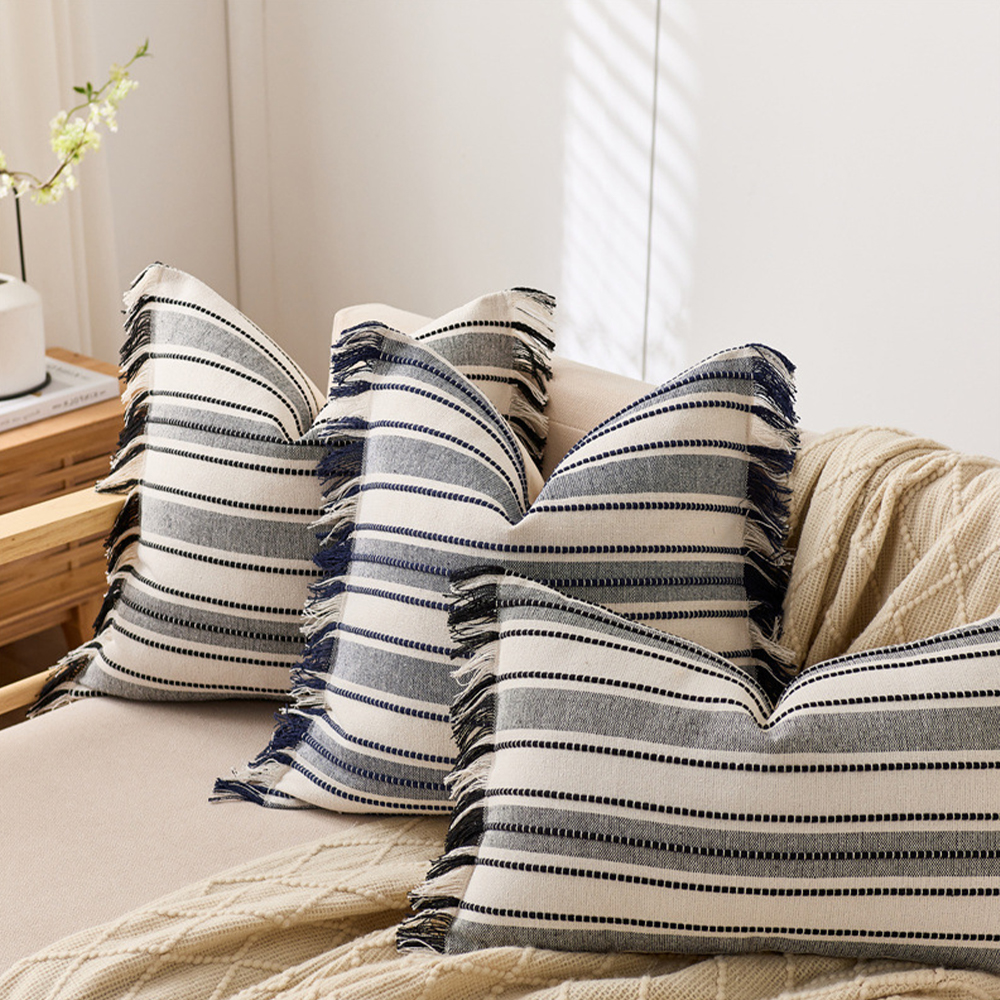 Cuscino decorativo con frange ed elegante nappatura sul bordo