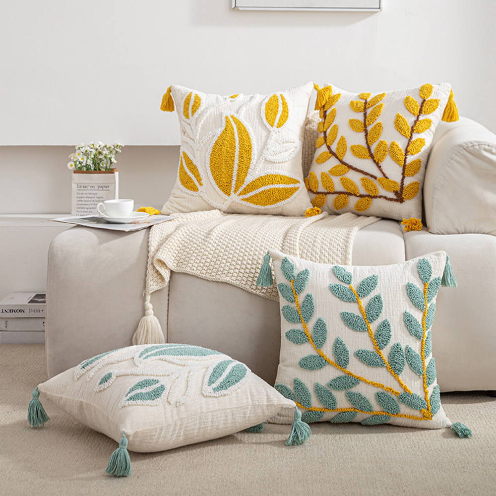 Cuscino decorativo con delicato ricamo a foglia con nappa